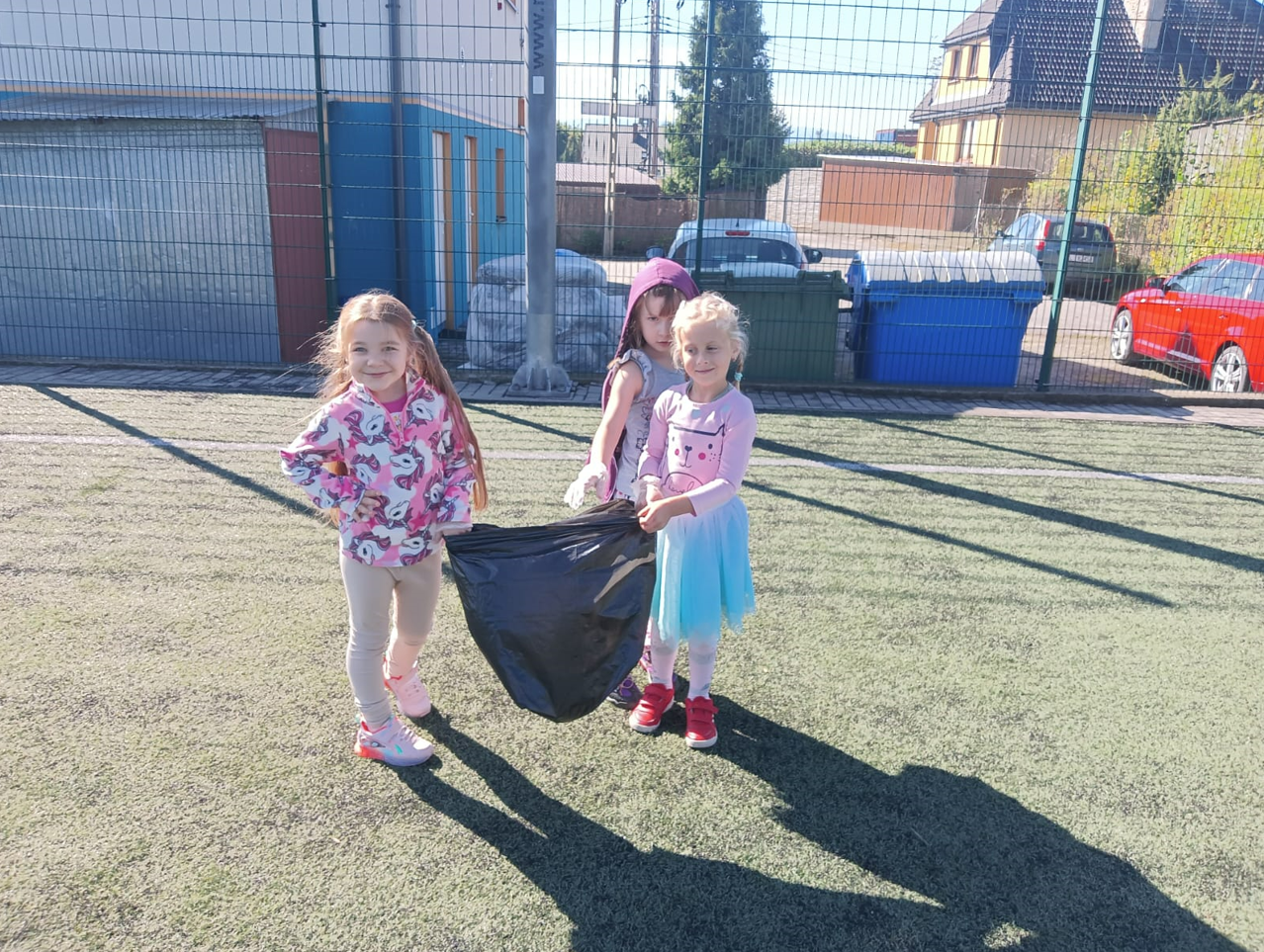 trzy dziewczynki z workiem na śmieci