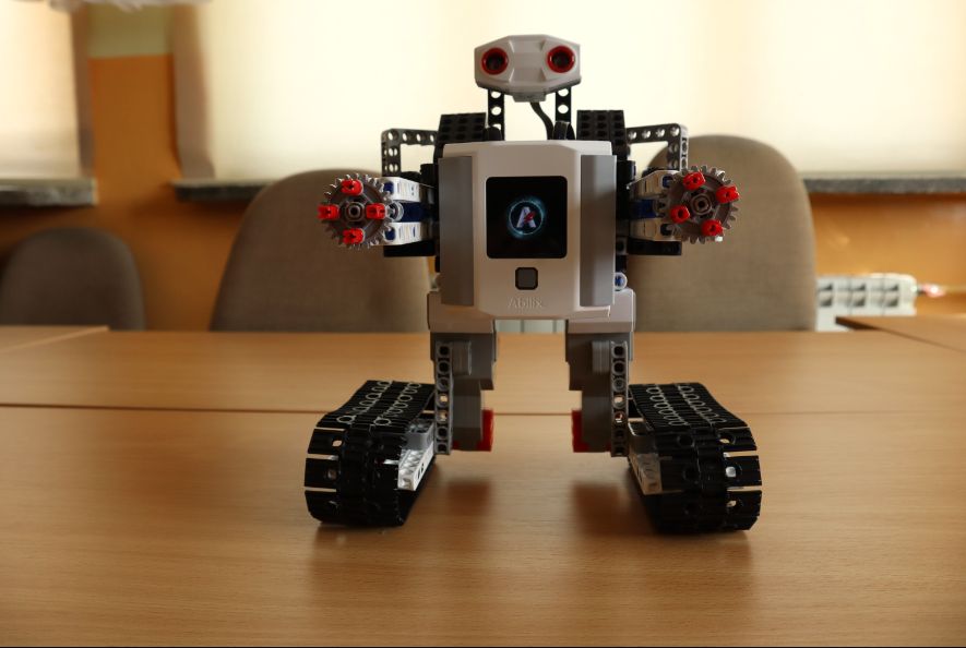 robot wykonany przez uczniów