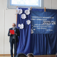 dyrektor przemawia na akademii