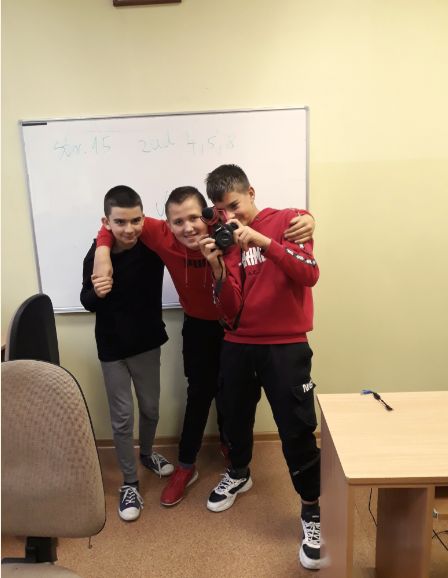 uczniowie z aparatem